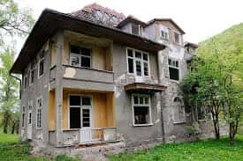 old-fixer-upper-house-needs-repairs